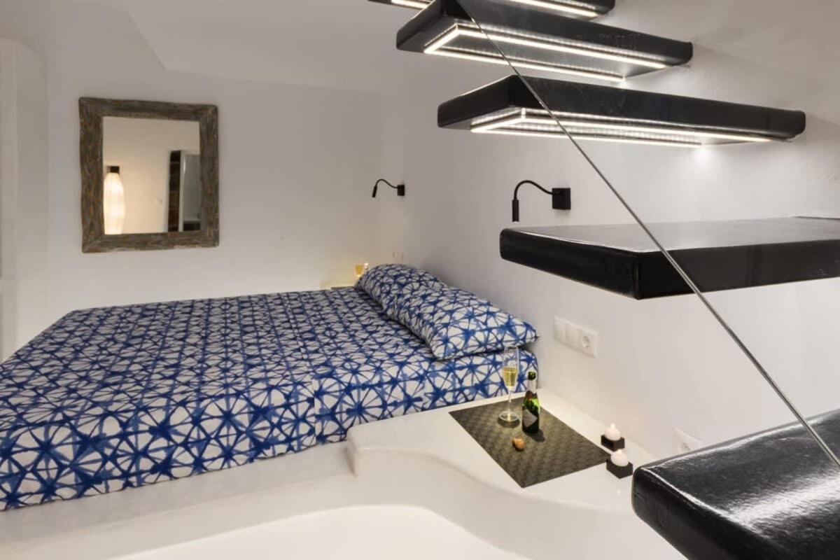 Ferienwohnung Santorini Traditional Apt With Private Hot Tub Fira  Exterior foto